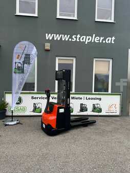 Ruční vysokozdvižný vozík 2012 BT SWE120L (4)