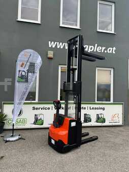 Pallet Stackers 2012  BT SWE120L (5) 