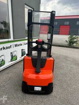 Pallet Stackers 2012  BT SWE120L (2) 