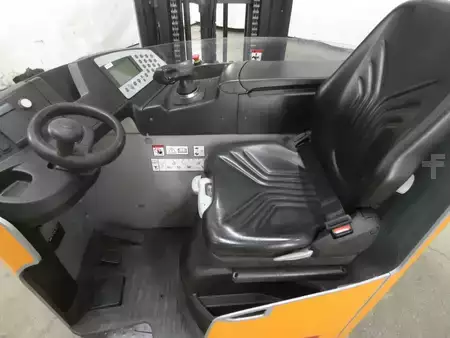 Reach Truck 2018  Still FM-X17 (3)