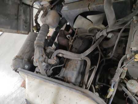 Wózki widłowe diesel 1996  Nissan UGJ02A30U (4)