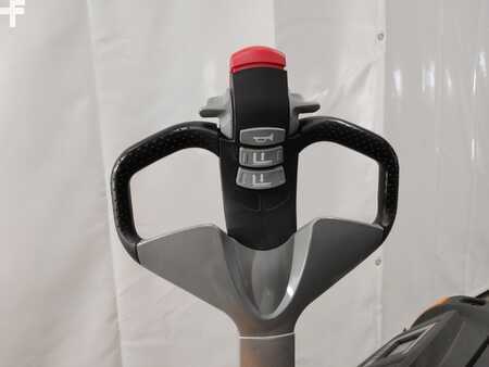 Stacker pedestre 2019  Still EXV20 (3)