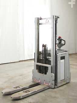 Stacker pedestre 2019  Still EXV20 (1)