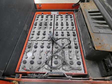 Chariots tracteurs 2011  Linde P250 (4)