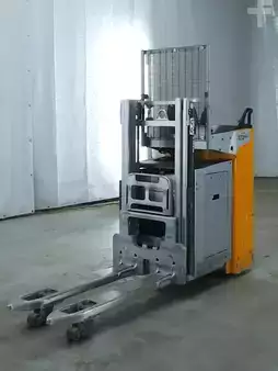 Stacker pedestre 2021  Still SXD20 (1)