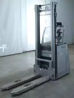 Stacker pedestre 2022  Still EXV16 (1)