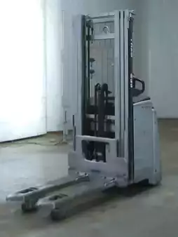 Stacker pedestre 2019  Still EXV16D (1)