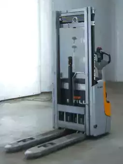 Stacker pedestre 2019  Still EXV12 (1)