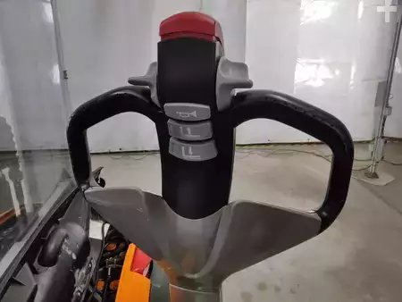 Stacker pedestre 2019  Still EXV12 (3)