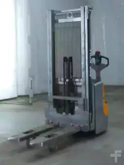 Stacker pedestre 2018  Still EXV14I (1)
