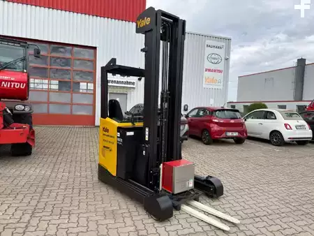 Retráctil 2022  Yale MR25 (2)