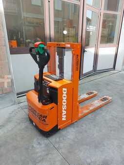Gerbeurs à conducteur porté debout 2016  Doosan LEDD 12.5/18 (1)