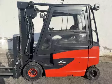 Carrelli elettrici 4 ruote 2011  Linde E 25 HL-01/600 (batteria 2021) (2)