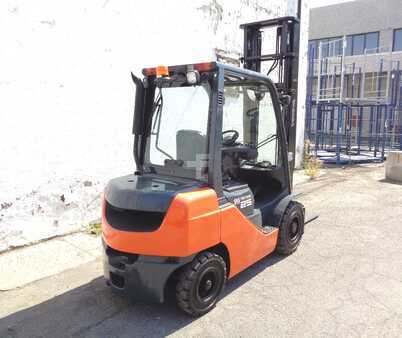 Carrello elevatore diesel 2015  Toyota 06-8 FD 25 F (2)