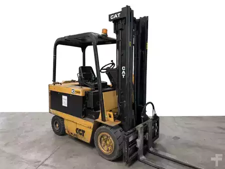 Elektryczne 4-kołowe - CAT Lift Trucks F 50 D (batteria 80% - 2022) (1)