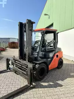 Wózki widłowe diesel 2015  Toyota 40-8FD35N (2)