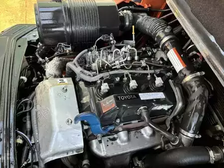 Wózki widłowe diesel 2015  Toyota 40-8FD35N (9)