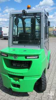 Chariot élévateur diesel 2023  Cesab M325DV (2)