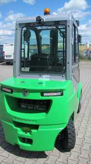 Chariots élévateurs diesel 2023 Cesab M325DV (2)