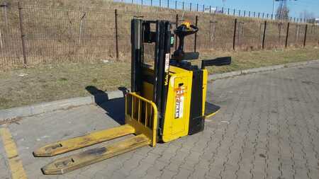 Stackers Stand-on 2011  Yale MP20XD (1)