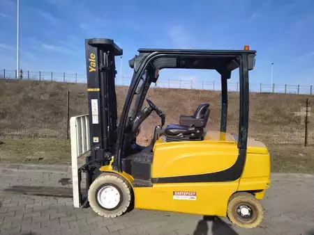 Eléctrico - 4 rodas 2011  Yale ERP35VL (1)