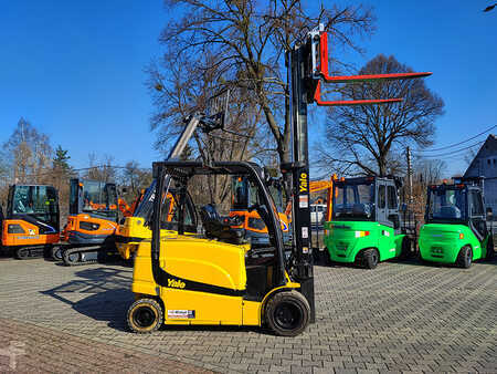 Elektryczne 4-kołowe 2018  Yale ERP30VL (10)