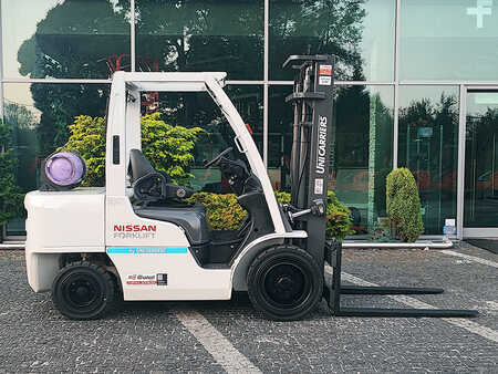 Treibgasstapler 2014  Nissan UniCarriers UG1F2A35DU (3)