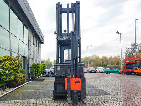 VZV pro práci v úzk.uličkách-retrakt 2019  Linde K (4)