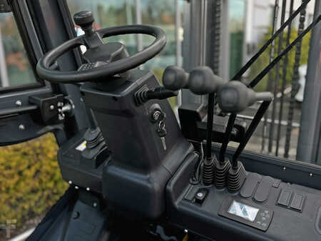 Chariots élévateurs tout terrain 2026  Lonking LG25BT Terrain (7)