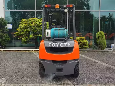 Chariots élévateurs GPL 2013  Toyota 02-8FGF25 (5)