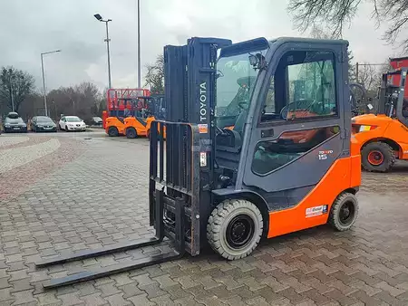 Gázüzemű targoncák 2016  Toyota 02-8FGF15 (1)