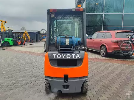 Gázüzemű targoncák 2016  Toyota 02-8FGF15 (5)