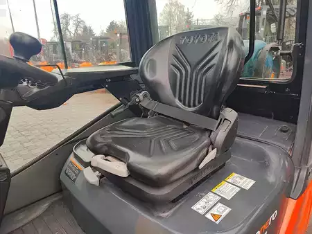 Gázüzemű targoncák 2016  Toyota 02-8FGF15 (9)