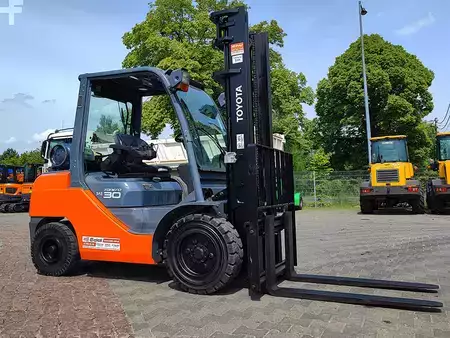 Wózki gazowe 2015  Toyota 02-8FGF30 (1)