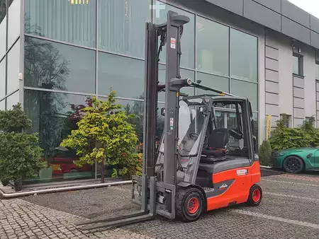 Elektryczne 4-kołowe 2017  Linde E30L-01 (1)