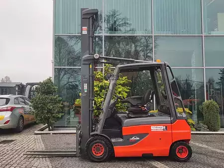 Elektryczne 4-kołowe 2017  Linde E30L-01 (2)