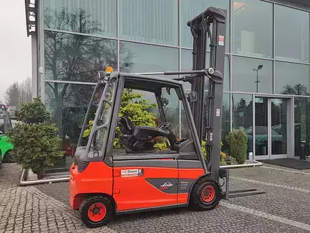 Elektryczne 4-kołowe 2017  Linde E30L-01 (5)