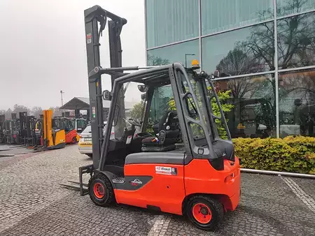 Elektryczne 4-kołowe 2017  Linde E30L-01 (6)
