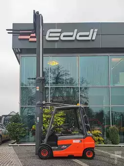 Elektryczne 4-kołowe 2017  Linde E30L-01 (7)