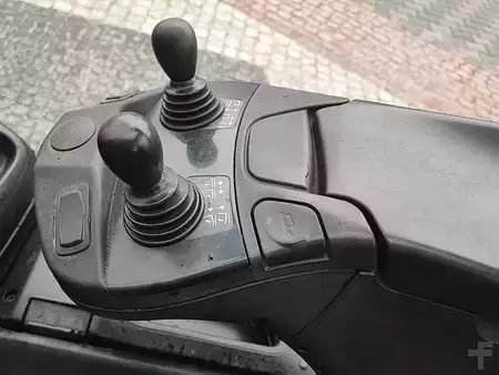 Elektryczne 4-kołowe 2017  Linde E30L-01 (9)