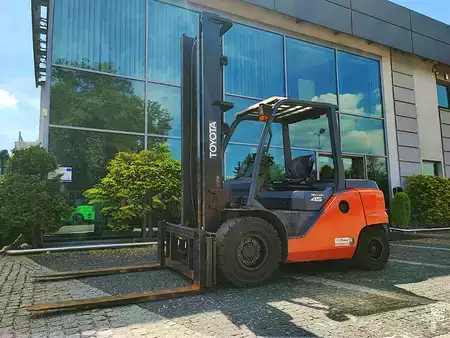 Dieseltrukki 2017  Toyota 40-8FD45N (1)