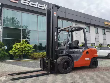 Diesel truck 2017  Toyota 40-8FD45N (1)