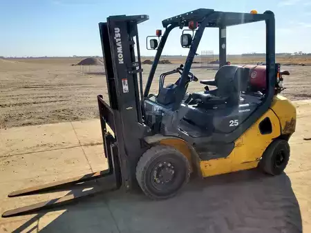 Gas truck 2015  Komatsu FG25HT-17 (1)
