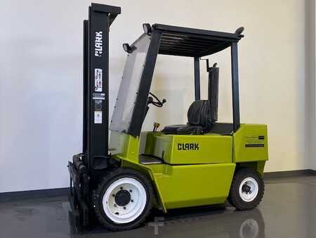 Diesel heftrucks 1986 Clark DPM30N (1)