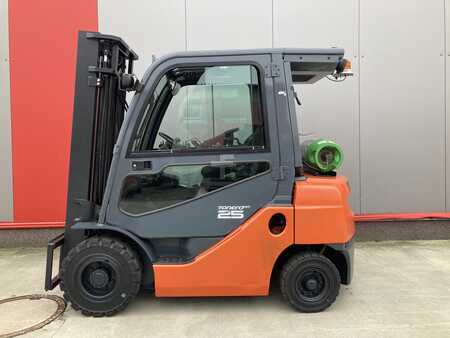 LPG heftrucks 2015  Toyota 06-8FG25F (1)