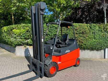 Carrelli elettrici 4 ruote 2001  Linde E30/600 Batterie 2019 (1)