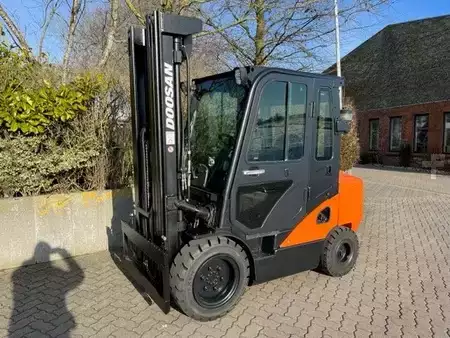 Carretilla elevadora diésel 2020  Doosan D35C-7 (1)