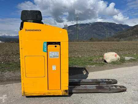Elektromos emelőkocsik ülés 2021  Jungheinrich ESE 220 (2)