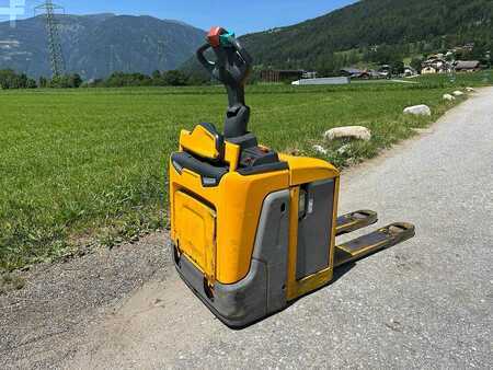 VZV s plošinou pro řidiče 2018  Jungheinrich ERE 125i (1)