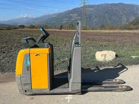 VZV s plošinou pro řidiče 2020  Jungheinrich ECE 220 (2)